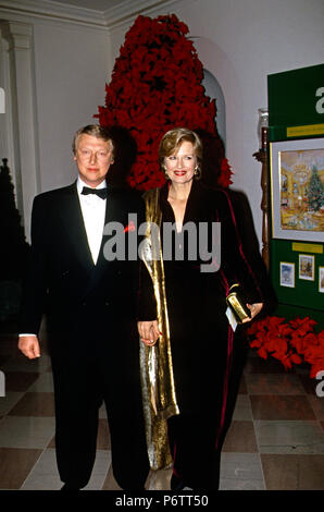 Washington, DC., USA, 8 décembre 1991 Film Mike Nichols et sa femme ABC Television news anchor Diane Sawyer arrivent dans le hall de libraires la Maison Blanche pour assister à la réception d'après-midi pour l'assemblée annuelle des Kennedy Center Honors cérémonie de remise des prix à l'étage dans l'East Room Crédit : Marc Reinstein / MediaPunch Banque D'Images