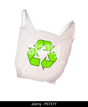 Sac en plastique blanc avec logo de recyclage isolé sur un fond blanc. Le recyclage. Banque D'Images