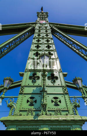 Pont de la liberté (ou pont de la Liberté) à Budapest, Hongrie, relie Buda et Pest de l'autre côté de la rivière du Danube. Banque D'Images