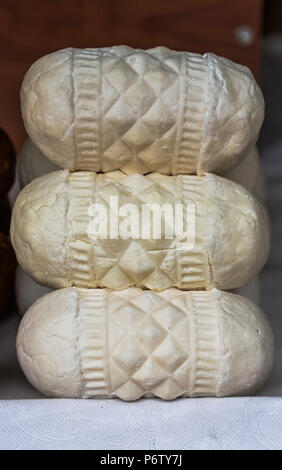 Oscypek - un symbole de la région de Podhale en Pologne. Plusieurs fromages sur un comptoir de magasin à Zakopane Banque D'Images