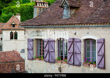 Volets violet sur home à Saint-Cirq-Lapopie, Midi-Pyrenees, France Banque D'Images