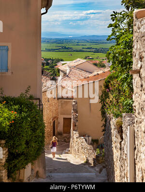 Marche à travers la ville ancienne de Gigondas, Provence, France Banque D'Images