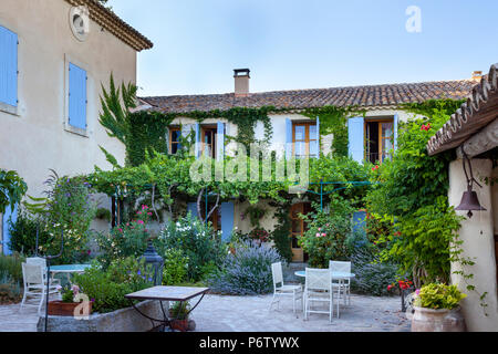 Les Carmes de la cour intérieure, un grand-lit et petit déjeuner près de l'Isle-sur-la-Sorgue, en Provence, France Banque D'Images