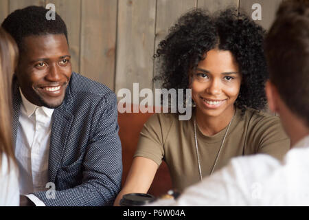 Happy black friends enjoying réunion avec vos collègues à l'cafe Banque D'Images