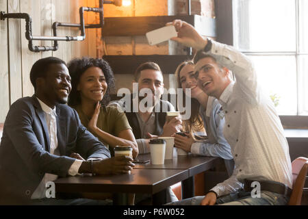 Friends smiling multiraciale de décisions en selfies cafe Banque D'Images