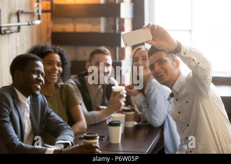 Amis millénaire s'amusant de faire en selfies cafe Banque D'Images
