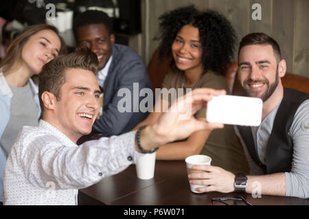 Divers collègues smiling pour photo de groupe reposant dans cafe Banque D'Images