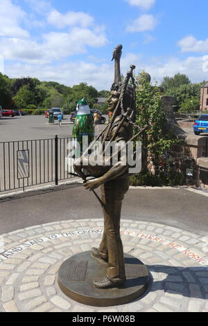 Statue grandeur nature de la vie AC/DC Bon Scott chanteur en juillet 2018 à Kirriemuir en Ecosse Banque D'Images