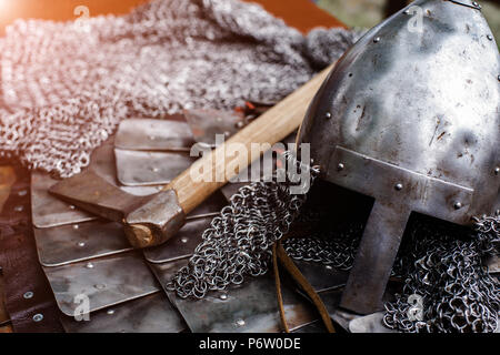 Casque de fer en armure et hache avec une faible profondeur de champ Banque D'Images