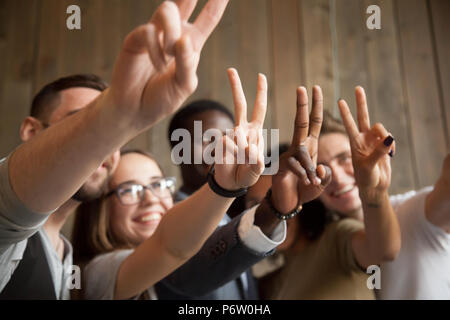 Close up of smiling diverses personnes montrant des signes de paix Banque D'Images