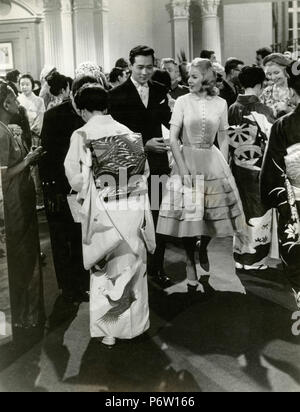 Acteurs James Shigeta et Carroll Baker dans le film Bridge au soleil, 1961 Banque D'Images