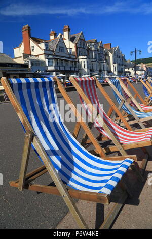 Rangée de chaises colorées de Sidmouth, Devon Banque D'Images