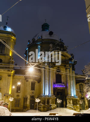 LVIV, UKRAINE - 04 février 2018 : Belle nuit paysage d'hiver dans le centre de Lviv city. L'église dominicaine. Certaines lampes flrom lens flare dispo Banque D'Images