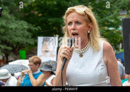 Detroit, Michigan - Sénatrice Debbie Dingell (D-Mich.) parle à un rassemblement s'opposant à la politique de l'administration d'atout de séparer les jeunes enfants f Banque D'Images