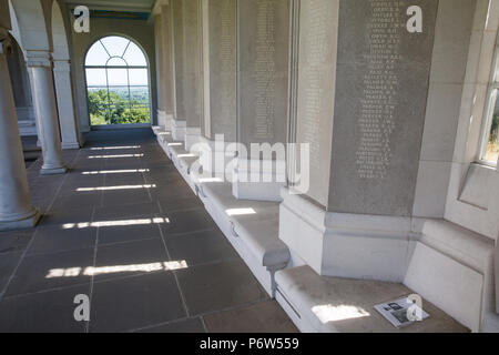 Englefield Green, Royaume-Uni. 2 juillet, 2018. Un cloître dans le Runnymede Air Forces Memorial, conçu par Sir Edward Maufe en pierre de Portland, qui célébration Banque D'Images