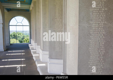 Englefield Green, Royaume-Uni. 2 juillet, 2018. Un cloître dans le Runnymede Air Forces Memorial, conçu par Sir Edward Maufe en pierre de Portland, qui célébration Banque D'Images