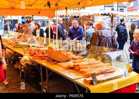 Beaucoup de différents types de pain français sur le marché en plein air pendant l'événement de décrochage. Rempli de lutte contre l'anglais stick, baguettes et petits pains. Les personnes à la recherche. Banque D'Images