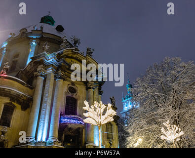 LVIV, UKRAINE - 04 février 2018 : Belle nuit paysage d'hiver dans le centre de Lviv city. L'église dominicaine. Certaines lampes flrom lens flare dispo Banque D'Images