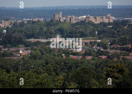 Englefield Green, Royaume-Uni. 2 juillet, 2018. Vue du château de Windsor depuis le Runnymede Air Forces Memorial, conçu par Sir Edward Maufe, qui commémorent Banque D'Images