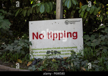 Englefield Green, Royaume-Uni. 2 juillet, 2018. Un signe de l'Agence de l'environnement avertissement contre la fly-tipping, ou le déversement illégal de déchets. Banque D'Images