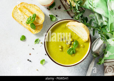 Menu de régime. Soupe de purée de petits pois avec des croûtons dans un bol sur un léger fond d'ardoise. Le concept d'une saine alimentation. Banque D'Images