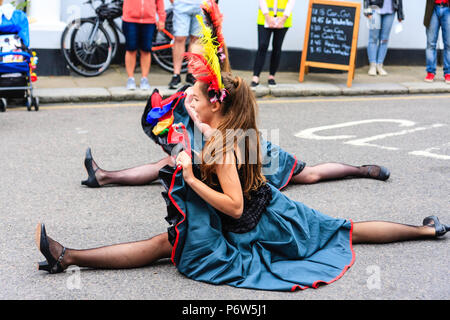 Deux jeunes femmes, les adolescentes, l'exécution de l'Inde dans une rue pendant un événement festif. Scène avec des musiciens derrière eux. Banque D'Images