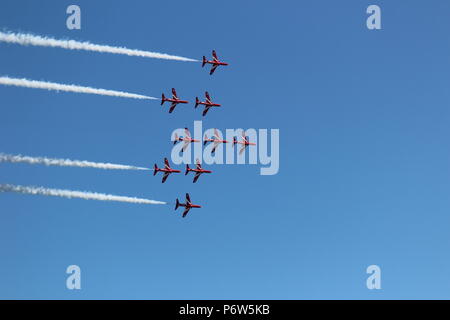 La Journée des Forces armées. Llandudno. Les flèches rouges effectuer aerobatic Banque D'Images