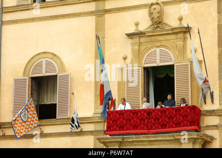 Sienne, ITALIE - 16 août 2008 : personnes en attente pour le début de la course de chevaux Banque D'Images