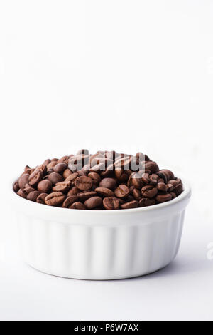Les grains de café sur fond blanc Banque D'Images