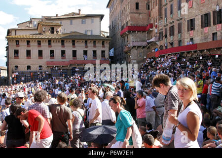 Sienne, ITALIE - 16 août 2008 : Palio di Siena, Toscane, Italie. Historique coloré bareback course de chevaux. Lieu dans la belle, historique Piazza del Banque D'Images