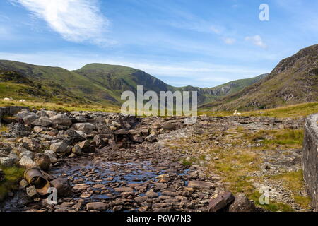 Recherche le long du ruisseau en Eigiau mcg à Mynydd Pen Llithrig Y Wrach Banque D'Images