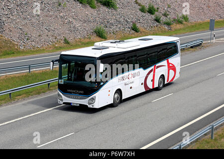 Iveco Evadys blanc tour bus de Hansa Liinid transporte les passagers le long de l'autoroute. Salo, Finlande - le 30 juin 2018. Banque D'Images