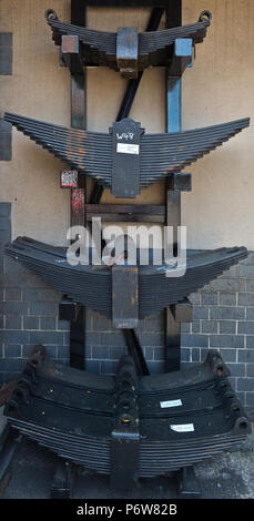 De nouvelles lames de ressort de suspension étant stocké dans le moteur cabanes à Minehead sur la station West Somerset Railway, prêt à l'emploi sur leur matériel roulant. Banque D'Images