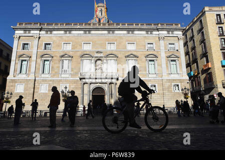 29 octobre 2017 - Barcelone, Espagne : Silhouette de personnes passant par le Palau de la Generalitat sur Jaume square, le siège du gouvernement catalan, comme les manifestants opposés à l'indépendance catalane se préparer à descendre dans la rue par une manifestation d'appui pour l'unité espagnole. Silhouette de gens devant le Palau de la Generalitat a Barcelone. *** FRANCE / PAS DE VENTES DE MÉDIAS FRANÇAIS *** Banque D'Images