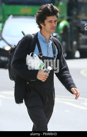Ben Whishaw vu en train de déjeuner sur les marches de l'Église toutes les âmes, le Langham Place près de Regent Street. Ben est en ce moment à la télévision BBC Drama "un scandale très anglais' avec Hugh Grant. Ben était à la recherche de son téléphone portable tout en ayant un pret A Manager le déjeuner avant de se rendre à pied à pied. Photos prises le 23 mai - London comprend : Ben Whishaw Où : London, Royaume-Uni Quand : 23 mai 2018 Source : WENN.com Banque D'Images