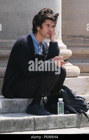 Ben Whishaw vu en train de déjeuner sur les marches de l'Église toutes les âmes, le Langham Place près de Regent Street. Ben est en ce moment à la télévision BBC Drama "un scandale très anglais' avec Hugh Grant. Ben était à la recherche de son téléphone portable tout en ayant un pret A Manager le déjeuner avant de se rendre à pied à pied. Photos prises le 23 mai - London comprend : Ben Whishaw Où : London, Royaume-Uni Quand : 23 mai 2018 Source : WENN.com Banque D'Images