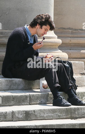 Ben Whishaw vu en train de déjeuner sur les marches de l'Église toutes les âmes, le Langham Place près de Regent Street. Ben est en ce moment à la télévision BBC Drama "un scandale très anglais' avec Hugh Grant. Ben était à la recherche de son téléphone portable tout en ayant un pret A Manager le déjeuner avant de se rendre à pied à pied. Photos prises le 23 mai - London comprend : Ben Whishaw Où : London, Royaume-Uni Quand : 23 mai 2018 Source : WENN.com Banque D'Images
