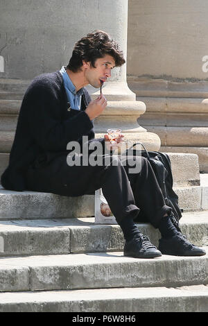 Ben Whishaw vu en train de déjeuner sur les marches de l'Église toutes les âmes, le Langham Place près de Regent Street. Ben est en ce moment à la télévision BBC Drama "un scandale très anglais' avec Hugh Grant. Ben était à la recherche de son téléphone portable tout en ayant un pret A Manager le déjeuner avant de se rendre à pied à pied. Photos prises le 23 mai - London comprend : Ben Whishaw Où : London, Royaume-Uni Quand : 23 mai 2018 Source : WENN.com Banque D'Images