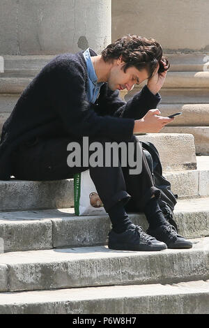 Ben Whishaw vu en train de déjeuner sur les marches de l'Église toutes les âmes, le Langham Place près de Regent Street. Ben est en ce moment à la télévision BBC Drama "un scandale très anglais' avec Hugh Grant. Ben était à la recherche de son téléphone portable tout en ayant un pret A Manager le déjeuner avant de se rendre à pied à pied. Photos prises le 23 mai - London comprend : Ben Whishaw Où : London, Royaume-Uni Quand : 23 mai 2018 Source : WENN.com Banque D'Images