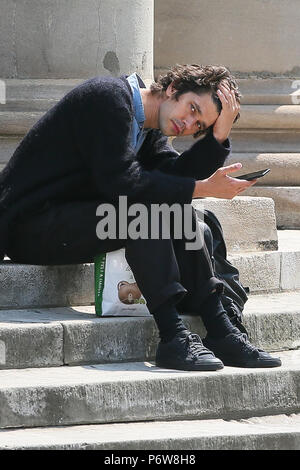 Ben Whishaw vu en train de déjeuner sur les marches de l'Église toutes les âmes, le Langham Place près de Regent Street. Ben est en ce moment à la télévision BBC Drama "un scandale très anglais' avec Hugh Grant. Ben était à la recherche de son téléphone portable tout en ayant un pret A Manager le déjeuner avant de se rendre à pied à pied. Photos prises le 23 mai - London comprend : Ben Whishaw Où : London, Royaume-Uni Quand : 23 mai 2018 Source : WENN.com Banque D'Images