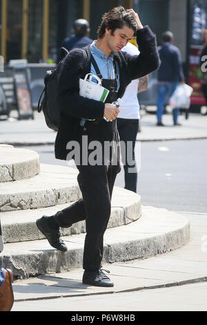 Ben Whishaw vu en train de déjeuner sur les marches de l'Église toutes les âmes, le Langham Place près de Regent Street. Ben est en ce moment à la télévision BBC Drama "un scandale très anglais' avec Hugh Grant. Ben était à la recherche de son téléphone portable tout en ayant un pret A Manager le déjeuner avant de se rendre à pied à pied. Photos prises le 23 mai - London comprend : Ben Whishaw Où : London, Royaume-Uni Quand : 23 mai 2018 Source : WENN.com Banque D'Images