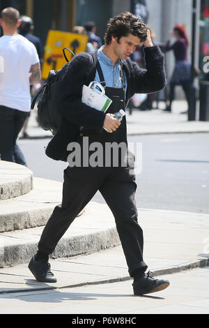 Ben Whishaw vu en train de déjeuner sur les marches de l'Église toutes les âmes, le Langham Place près de Regent Street. Ben est en ce moment à la télévision BBC Drama "un scandale très anglais' avec Hugh Grant. Ben était à la recherche de son téléphone portable tout en ayant un pret A Manager le déjeuner avant de se rendre à pied à pied. Photos prises le 23 mai - London comprend : Ben Whishaw Où : London, Royaume-Uni Quand : 23 mai 2018 Source : WENN.com Banque D'Images