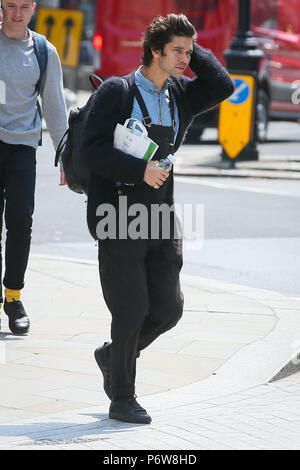 Ben Whishaw vu en train de déjeuner sur les marches de l'Église toutes les âmes, le Langham Place près de Regent Street. Ben est en ce moment à la télévision BBC Drama "un scandale très anglais' avec Hugh Grant. Ben était à la recherche de son téléphone portable tout en ayant un pret A Manager le déjeuner avant de se rendre à pied à pied. Photos prises le 23 mai - London comprend : Ben Whishaw Où : London, Royaume-Uni Quand : 23 mai 2018 Source : WENN.com Banque D'Images