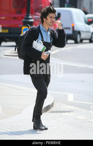 Ben Whishaw vu en train de déjeuner sur les marches de l'Église toutes les âmes, le Langham Place près de Regent Street. Ben est en ce moment à la télévision BBC Drama "un scandale très anglais' avec Hugh Grant. Ben était à la recherche de son téléphone portable tout en ayant un pret A Manager le déjeuner avant de se rendre à pied à pied. Photos prises le 23 mai - London comprend : Ben Whishaw Où : London, Royaume-Uni Quand : 23 mai 2018 Source : WENN.com Banque D'Images