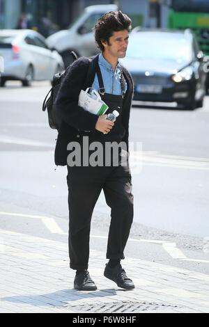 Ben Whishaw vu en train de déjeuner sur les marches de l'Église toutes les âmes, le Langham Place près de Regent Street. Ben est en ce moment à la télévision BBC Drama "un scandale très anglais' avec Hugh Grant. Ben était à la recherche de son téléphone portable tout en ayant un pret A Manager le déjeuner avant de se rendre à pied à pied. Photos prises le 23 mai - London comprend : Ben Whishaw Où : London, Royaume-Uni Quand : 23 mai 2018 Source : WENN.com Banque D'Images