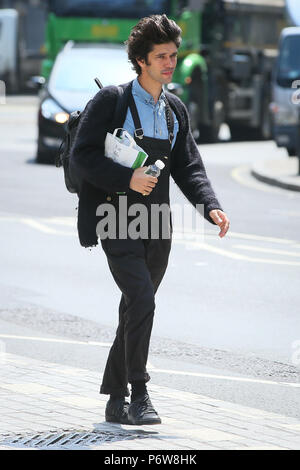 Ben Whishaw vu en train de déjeuner sur les marches de l'Église toutes les âmes, le Langham Place près de Regent Street. Ben est en ce moment à la télévision BBC Drama "un scandale très anglais' avec Hugh Grant. Ben était à la recherche de son téléphone portable tout en ayant un pret A Manager le déjeuner avant de se rendre à pied à pied. Photos prises le 23 mai - London comprend : Ben Whishaw Où : London, Royaume-Uni Quand : 23 mai 2018 Source : WENN.com Banque D'Images