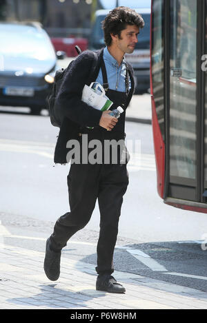 Ben Whishaw vu en train de déjeuner sur les marches de l'Église toutes les âmes, le Langham Place près de Regent Street. Ben est en ce moment à la télévision BBC Drama "un scandale très anglais' avec Hugh Grant. Ben était à la recherche de son téléphone portable tout en ayant un pret A Manager le déjeuner avant de se rendre à pied à pied. Photos prises le 23 mai - London comprend : Ben Whishaw Où : London, Royaume-Uni Quand : 23 mai 2018 Source : WENN.com Banque D'Images