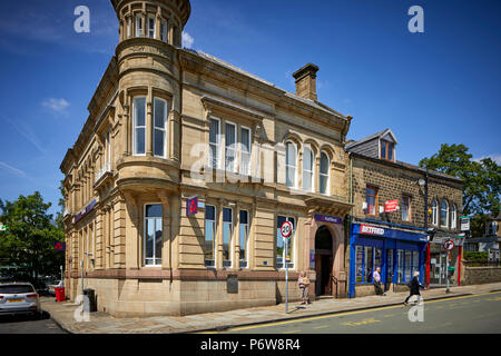 Bâtiments en grès ornés de principales high street, rue Bank Rawtenstall, vallée de Rossendale, lancashire, Nat West bank succursale locale. Banque D'Images