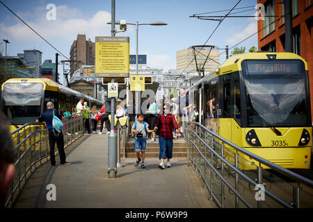 Les jardins de Piccadilly station de bus et l'arrêt Manchester Metrolink Banque D'Images