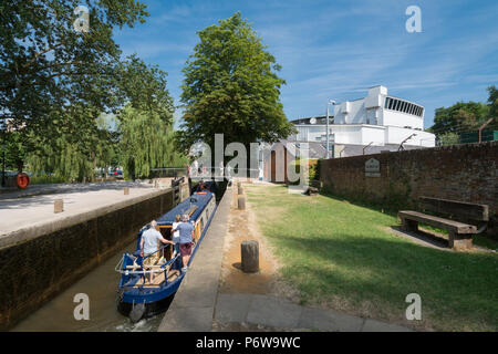 Chaland (15-04) en Millmead verrou sur la navigation de la rivière Wey à Guildford, Surrey, UK, avec l'Yvonne Arnaud theatre dans l'arrière-plan Banque D'Images